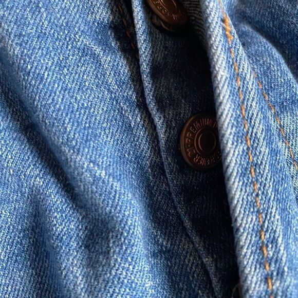 Forever 21 Distressed Crop Jeans - Picture 4 of 7